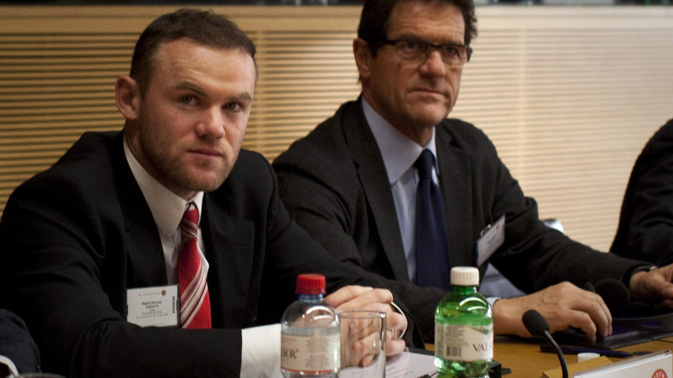 HYLLER CAPELLO: Wayne Rooney skriver at han er knust over � miste Fabio Capello, og at han �nsker seg Harry Redknapp som ny sjef. Her er han sammen med Capello under UEFAs behandling av ankesaken i forbindelse med suspensjonen i EM i sommer. Foto::  (AP Photo/Anja Niedringhaus)