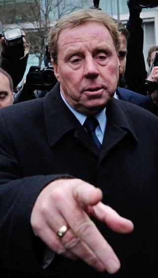 SPESIELL DAG FOR HARRY: F�rst ble Harry Redknapp frikjent for skattesvindel. S� ble han klappet fram som Englands redningsmenn. Foto:  AFP PHOTO / CARL COURT