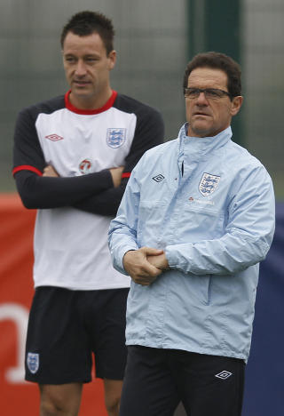 TERRY-SAKEN VAR DR�PEN: Fabio Capello f�lte han ble fratatt all autoritet da FA tok kapteinsbindet fra John Terry, bak italienerens rygg. Foto: REUTERS/Eddie Keogh/