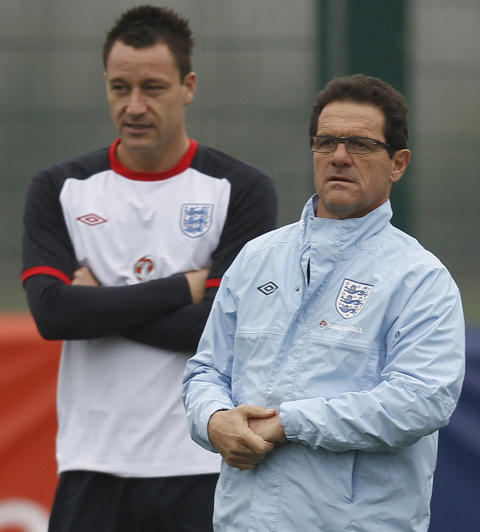 FORN�RMET: Fabio Capello mente FA sviktet ham da forbundet tok kapteinsbindet fra John Terry uten � sp�rre treneren. Foto: REUTERS/Eddie Keogh