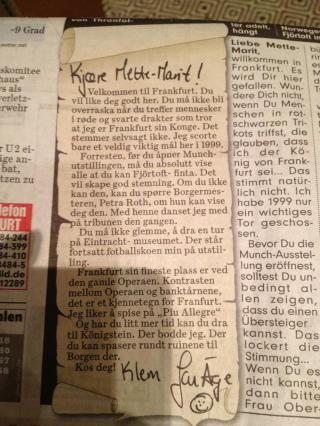 HYGGELIG: Kronprinsessen ble overrasket og glad da hun fant dette personlige brevet fra Fj�rtoft i avisa. Foto: Twitter