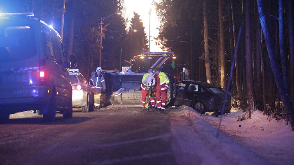 OMKOM: En mann omkom i en trafikkulykke etter � ha kj�rt rett i en tilhenger. Tilhengeren brant tidligere p� morgenen, men var for varm til � kunne flyttes fra stedet. Foto: Foto: Peder Gjers�e