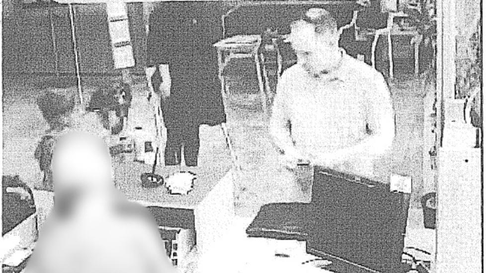 F�R PENGEGAVER: Her tar Anders Behring Breivik ut penger i juli i fjor. Etter at han ble fengslet er han blitt tilsendt penger til fengselet, som er blitt stoppet.