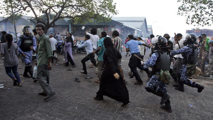 JAGES: Demonstranter som st�tter avg�tte president Mohamed Nasheed, jages av politiet. Foto: SINAN HUSSAIN / AP / SCANPIX