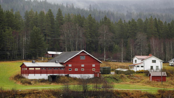 BOMBEG�RDEN:   P� denne g�rden p� �sta bodde Anders Behring Breivik de siste 82 dagene f�r terrorangrepene. Politiet har kartlagt bes�kene p� g�rden som en del av arbeidet med � utelukke medhjelpere. Foto: H�kon Mosvold Larsen / Scanpix