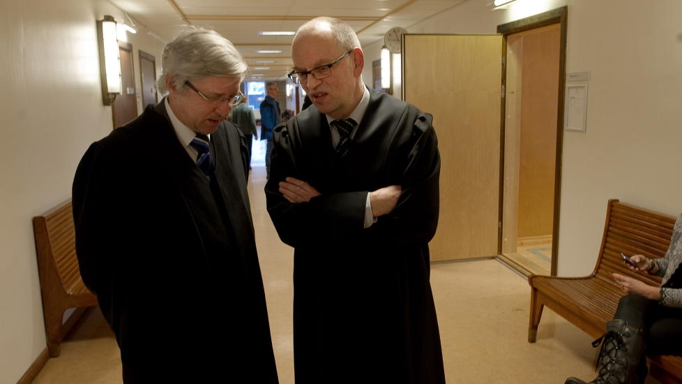 NI M�NEDER: Aktor Karsten Monsen fra Rogaland politidistrikt ber om ni m�neders fengsel. Her sammen med Trond Birkedals forsvarer Arvid Sj�din (til venstre). Foto: Tommy Ellingsen / Scanpix