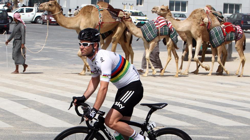 NY SEIER: Verdensmester Mark Cavendish foran dagens etappe i Tour of Qatar, som startet ved kamelveddel�psbanen vest for Doha. Foto: Karim Jaafar, AFP/Scanpix