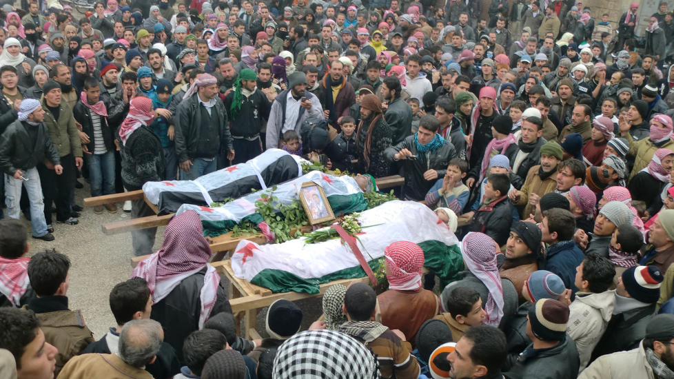 MANGE D�DE: I byen Homs sier aktivister og innbyggere at flere hundre er drept som f�lge av en knapp ukes bombardement. Her holder demonstranter begravelse for mennesker de sier er drept i sammenst�t med regjeringens soldater. Foto: Reuters/Scanpix