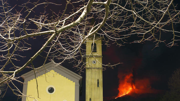  UTBRUDD:  Etna-vulkanen spyr ut lava og skremmer lokalbefolkningen igjen. Men det skal ikke v�re fare for liv. Foto:  REUTERS/Antonio Parrinello