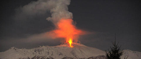 Her spyr Etna ut lava
