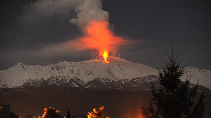  UTBRUDD:  Etna-vulkanen spyr ut lava og skremmer lokalbefolkningen igjen. Men det skal ikke v�re fare for liv. Foto: (AP Photo/Carmelo Imbesi)