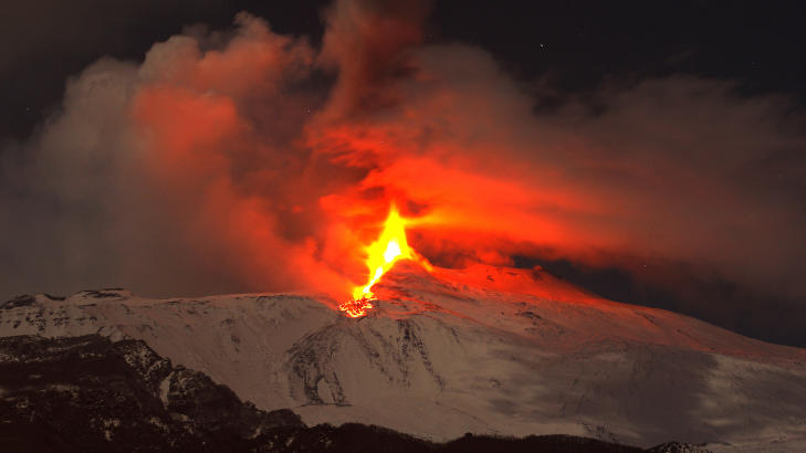  UTBRUDD:  Etna-vulkanen spyr ut lava og skremmer lokalbefolkningen igjen. Men det skal ikke v�re fare for liv. Foto:  REUTERS/Antonio Parrinello