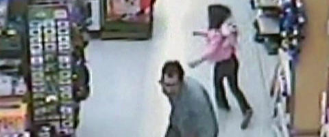 Her kjemper den 7-årige jenta seg fri fra kidnapperen