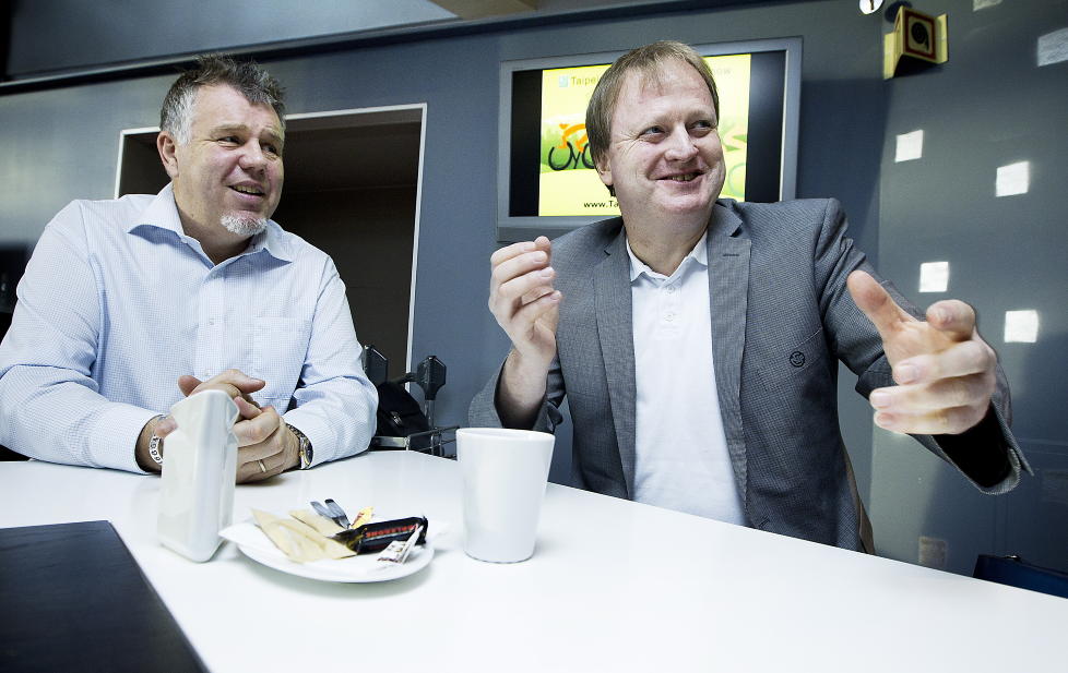 DOLLARGLIS: Generalsekret�r Kjetil Siem (t.v.) og fotballpresident Yngve Hall�n kan glede seg over at Norges Fotballforbund har forlenget samarbeidsavtalen med Telenor fram til 2015.Foto: Bj�rn Langsem / Dagbladet