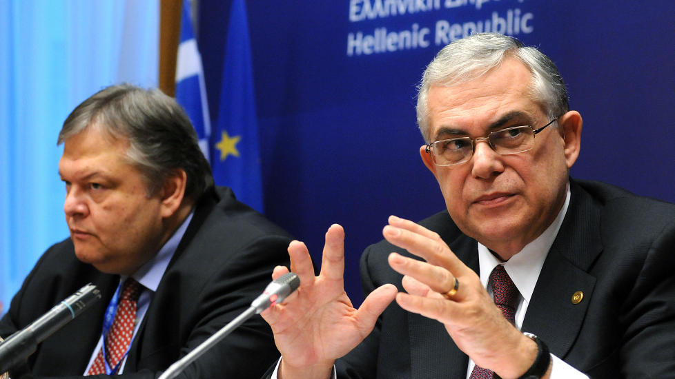 I SISTE LITEN: Finansminister Evangelos Venizelos dro til Brussel i g�r f�r statsminister Lukas Papademos (til h�yre) hadde f�tt til en avtale om innsparinger med de st�rste partiene i Hellas. Men p� ovetrtyid lyktes det. Hellas er avhengig av ny hjelp fra EU for � unng� statskonkurs i mars. Foto: AFP/ THIERRY CHARLIER /SCANPIX