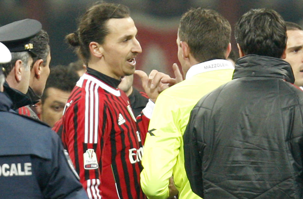I TR�BBEL IGJEN: Zlatan Ibrahimovic ble s� seint som mandag ilagt tre kampers karantene for et slag mot en Napoli-spiller. N� m�tes han med beskyldninger om � ha gitt Juventus-keeper Marco Storari samme behandling.Foto: SCANPIX/AP Photo/Antonio Calanni