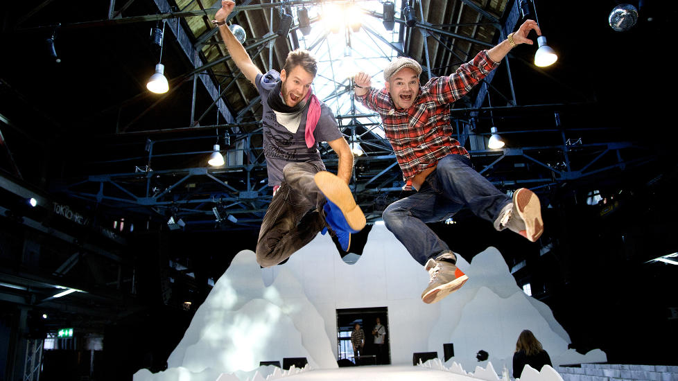 HOPPENDE GLADE: Moods of Norway-gr�nderne Peder B�rresen og Simen Staalnacke skal i kjent stil avslutte moteuka i Oslo med et skikkelig festshow. Foto: Erling H�geland/Dagbladet