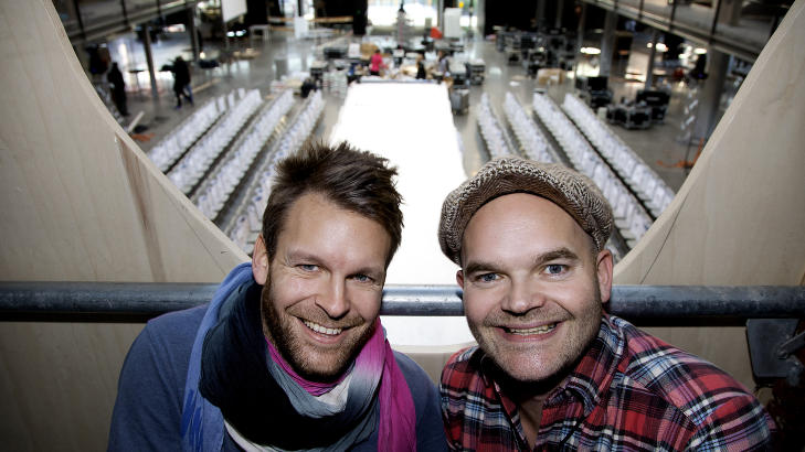 STORE GLIS: Gutta tar selv del i de store forberedelsene. Showet finner sted p� Matsalen Vulkan fredag kveld. Foto: Erling H�geland/Dagbladet