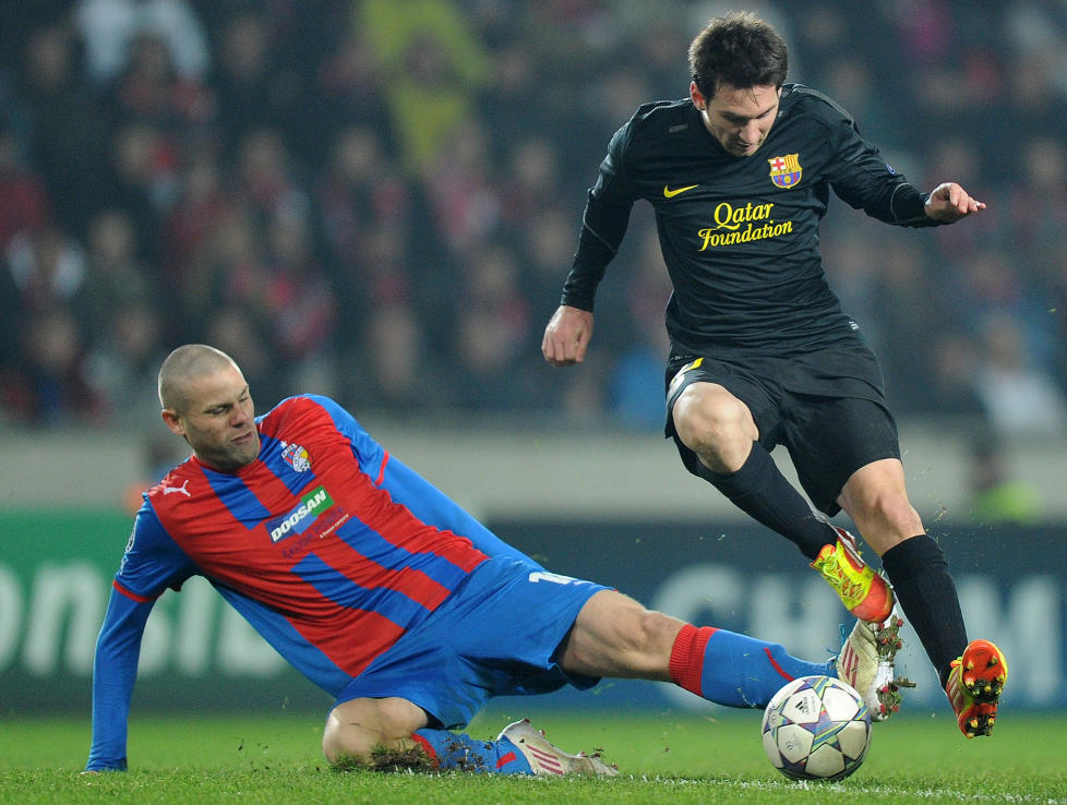 UTESTENGT I TO �R: Viktoria Plzen-spiller David Bystron (t.v.) er utestengt i to �r etter at han avla positiv dopingpr�ve etter en kamp i Champions League. Her i duell med Barcelonas Lionel Messi.Foto: SCANPIX/AFP PHOTO/JOE KLAMAR