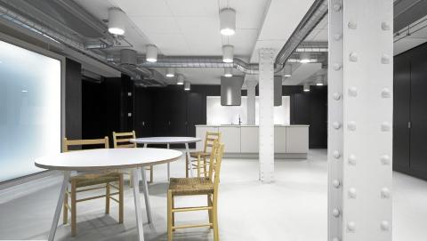 KJ�KKEN: Dette er kj�kkenhagen. Ikke s� mye gr�nt � spore som gir f�lelsen av � v�re i en hage, men et kj�kken finnes det. Foto: Ivan Brodey