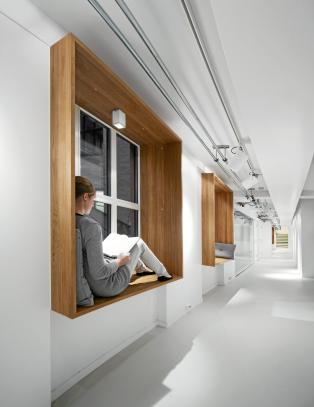 Eikebokser med leselys gj�r arbeidsplassen unik