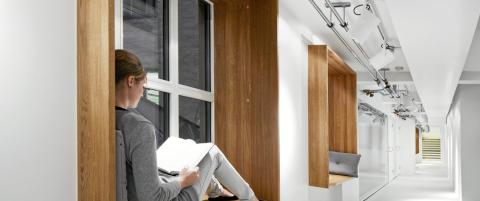 Eikebokser med leselys gj�r arbeidsplassen unik