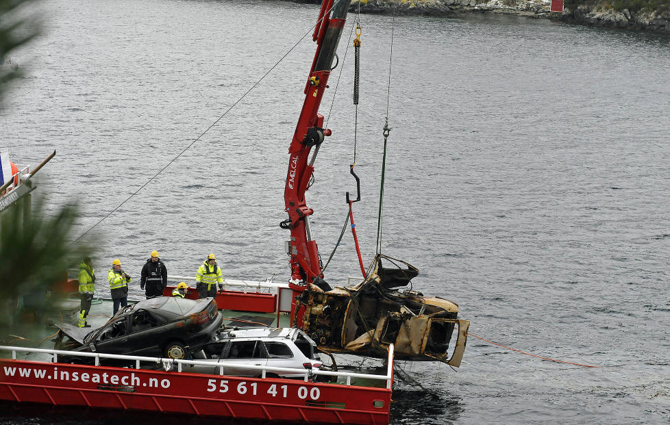 FISKELYKKE: Politiet dro opp storfangst etter storfangst fra Hagelsundet nord for Bergen i dag. Foto: Erlend Spurkeland