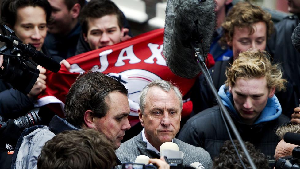SKAPER SPLITTELSE: Maktkampen mellom Johan Cryuff (midten) og Louis van Gaal i Ajax n�r stadig h�yder. Torsdag trakk hele styret i klubben seg.Foto: SCANPIX/EPA/ROBIN UTRECHT