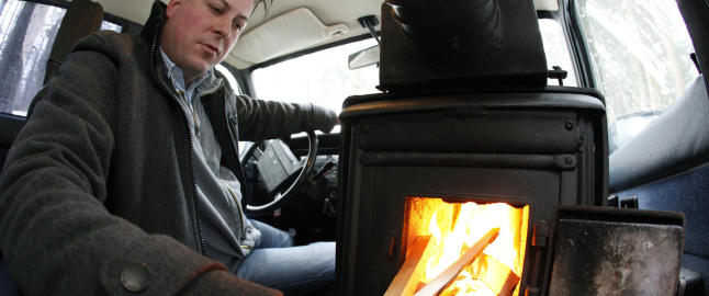 Pascal (38) fyrer med ved i bilen