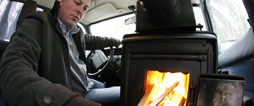 Pascal (38) fyrer med ved i bilen