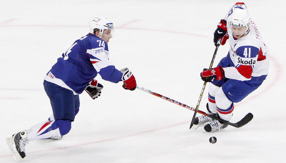 TILBAKE: Patrick Thoresen (t.h.) var tilbake i norsk landslagsdrakt og scoret p� det avgj�rende straffeslaget mot Frankrike i en kamp Norge sl�ste med sjansene.Foto: H�kon Mosvold Larsen / Scanpix