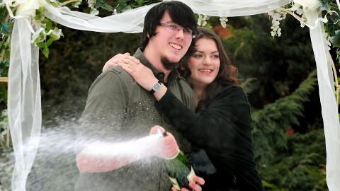 BLE MILLION�RER: Matt Topham og Cassey Carrington feires etter � ha vunnet jackpoten i det europeiske lotteriet EuroMillions. Foto: EPA/RUI VIEIRA