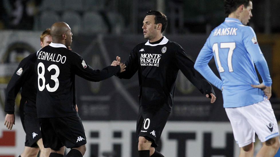 F�RSTE STIKK: Reginaldo scoret det f�rste m�let da Siena slo forh�ndsfavoritt Napoli i den f�rste semifinalen av Coppa Italia.Foto: SCANPIX / AFP PHOTO / FABIO MUZZI
