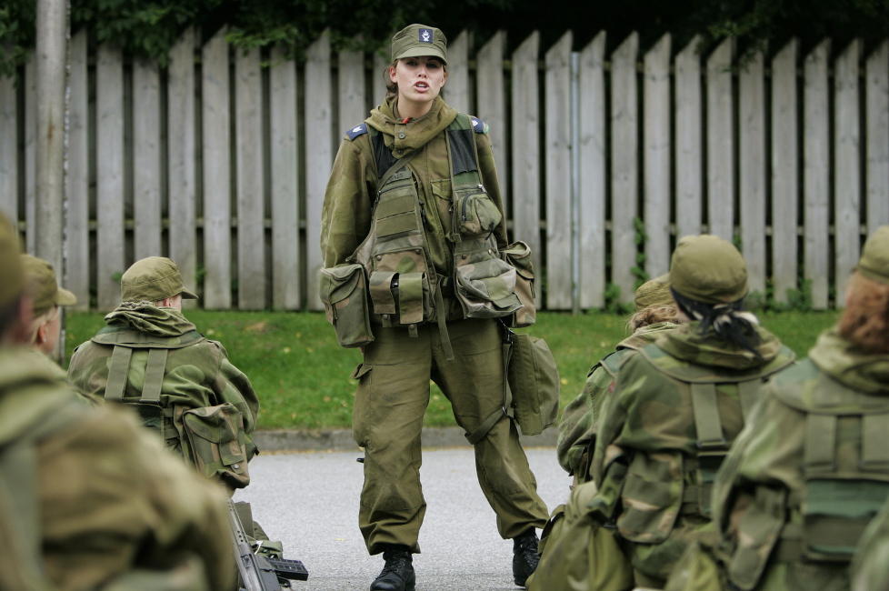 JENTER I FORSVARET: Forsvarsminister Espen Barth Eide vil rekruttere de beste jentene til forsvaret.  Foto: ERLING H�GELAND/Dagbladet