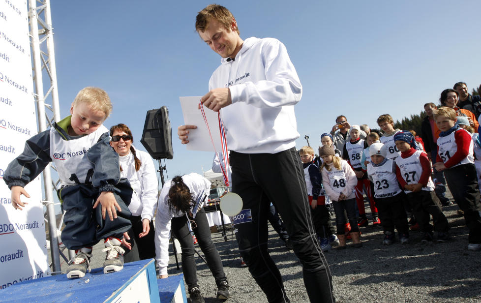 ST�R OVER: Petter Northug har stilt opp i barneskirenn flere ganger og delt ut premier til fansen. N� velger han bort Tour de Ski for kids i mars, noe som kommer som en overraskelse p� arrang�ren. 
Foto: Lise �serud / SCANPIX