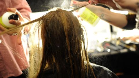 BAK SCENEN: Modellene blir fiksa p�. Foto: Tomothy Clary/AFP/ Scanpix