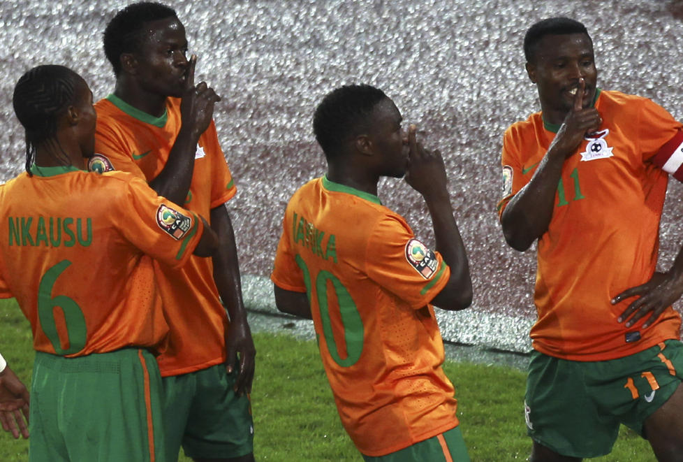 ZAMBIAS HELTER: Mot alle odds har disse gutta spilt seg fram til finale i Afrikamesterskapet mot Elfenbenskysten. Det har f�rt til en livsfarlig sexfeiring i hjemlandet. Foto: REUTERS/Amr Abdallah Dalsh