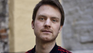 IKKE VANSKELIG: «Er du 16 år og vil drikke i Unge Høyre-sammenheng er heller ikke det særlig vanskelig,» skriver Iver Aastebøl. Foto: Torunn Brånå IKKE VANSKELIG: «Er du 16 år og vil drikke i Unge Høyre-sammenheng er heller ikke det særlig vanskelig,» skriver Iver Aastebøl. Foto: Torunn Brånå