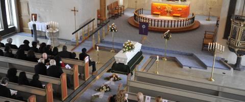 TAR FARVEL: Familie og venner er n� samlet i Ullensaker kirke for � ta farvel med Jeff Mwangi Kwirikia. Foto: �istein Norum Monsen