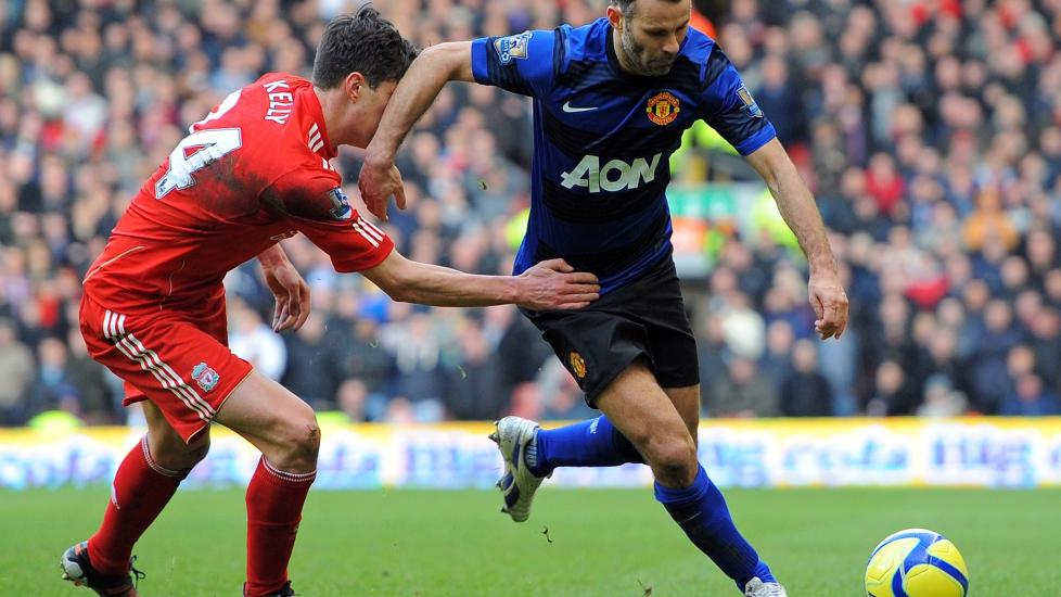 EVIG UNG? Ryan Giggs (t.h) debuterte for Manchester United i 1990/1991-sesongen, 21 �r etter spiller han fortsatt fotball for samme lag. Foto: AFP/ANDREW YATES
