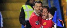 Giggs tar enda et år i United
