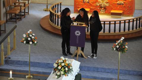 FIKK ST�TTE: Stella Mwangi holdt en sterk og r�rende tale for sin avd�de far, Jeff Mwangi Kwirikia. Foto: �istein Norum Monsen