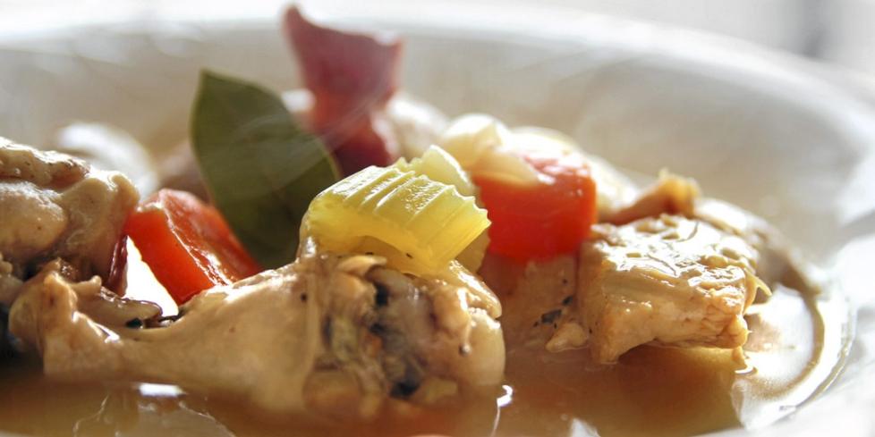 FULG I VIN: Coq au vin er en ud�delig klassiker. Det skj�nner alle n�r man spiser den. Foto: Erik Hannemann