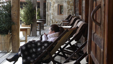 UTEND�RS LUKSUS: Ute er det stille, les bok og bestill noe godt og drikke.