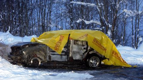 FLUKTBIL: Bilen gjerningsmennene stakk av i ble etterlatt p� Grorud og satt fyr p�.
Foto: Erlend Aas / SCANPIX .