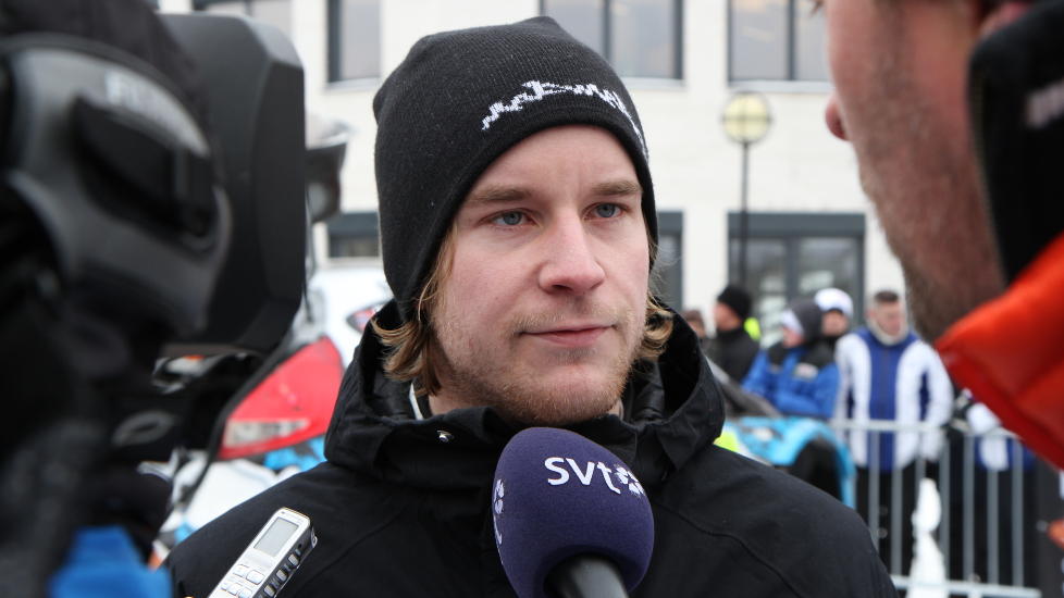 P� PALLEN: Mads �stberg er p� vei mot en ny pallplassering i svenskerallyet. Her p� service etter SS5. Foto: ROY WAHLSTR�M