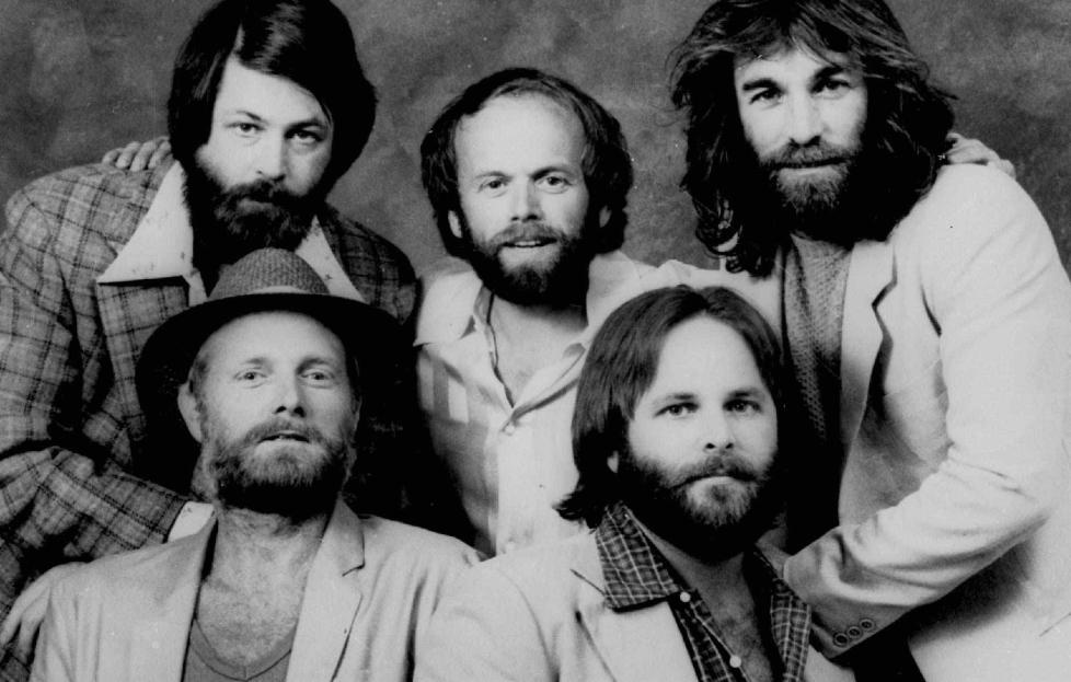 SAMLES IGJEN: Historien om The Beach Boys har v�rt lang og tidvis vond. Etter mange �rs krangel st�r n� de gjenlevende medlemmene av bandet igjen p� scenen under s�ndagens Grammy-show. I dette fotoet fra 1979 ser du p� bakerste rad Brian Wilson, Al Jardine og n� avd�de Dennis Wilson. Foran er Mike Love og ogs� avd�de Carl Wilson. Av-og-p�-medlemmet David Marks er ikke med p� bildet, men st�r ogs� p� scenen s�ndag. Foto: AP/SCANPIX