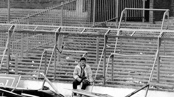 ØDELAGT: Dette bildet fra den skjebnesvangre dagen viser en ensom supporter som sitter ved de ødelagte stålgjerdene. Foto: AP ØDELAGT: Dette bildet fra den skjebnesvangre dagen viser en ensom supporter som sitter ved de ødelagte stålgjerdene. Foto: AP