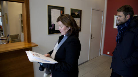 LEVERTE ANKE: Advokat Vibeke Hein B�ra og advokatfullmektig Odd Ivar Gr�n p� vei for levere sin anke til H�yesterett. Foto: Erling H�geland/Dagbladet