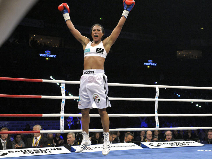 TRE BELTER: Cecilia Br�khus setter b�de WBA-, WBC- og WBO-beltet i mellomvekt p� spill mot Mathis. Mot amerikansk motstand i desember ble det nok en seier. Foto: AP Photo/Heikki Saukkomaa